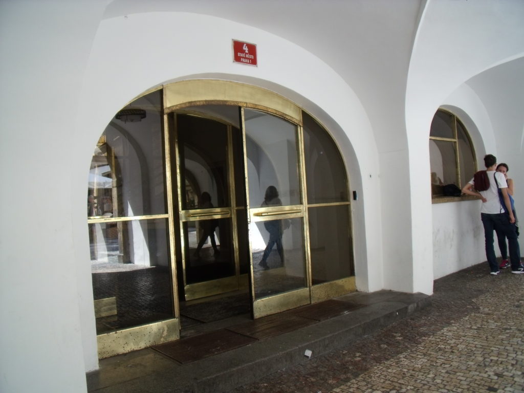 The unmarked doorway to the Skautsky Institut